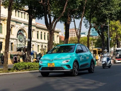 Taxi điện của ông Phạm Nhật Vượng chuẩn bị sang Lào
