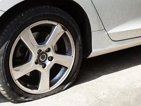 Xe ô tô thủng lốp có nên đi tiếp?