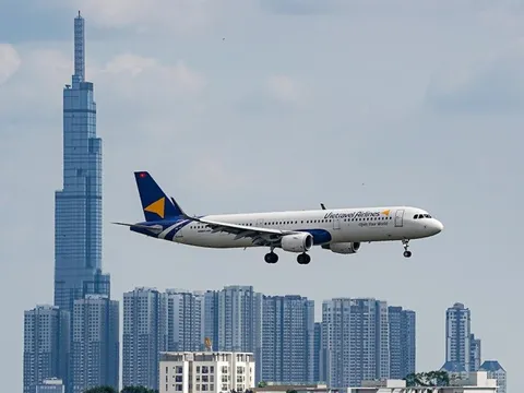 Vé bay nội địa cao hơn bay quốc tế, hãng bay nói không thể kéo vé bay bằng vé tàu xe
