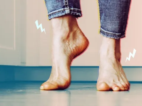 Cảm giác châm chích như kim châm ở tay chân là do đâu? Có nguy hiểm không?
