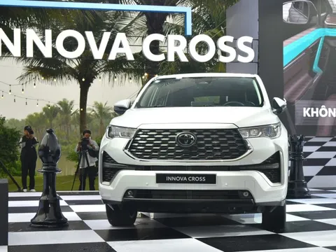 Toyota Innova Cross ra mắt Việt Nam: Giá từ 810 triệu rẻ hơn Custin, nhiều trang bị vượt trội nhóm MPV phổ thông