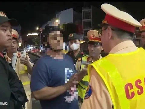 Nam thanh niên bất ngờ "chiếm" xe đặc chủng của CSGT rồi rồ ga bỏ chạy