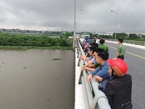 Cãi nhau với bạn gái nam thanh niên nhảy cầu tự tử