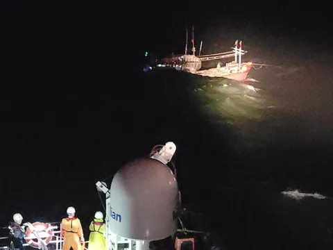 Mưa lớn ở miền Trung: Cứu sống 14 thuyền viên bị chìm thuyền