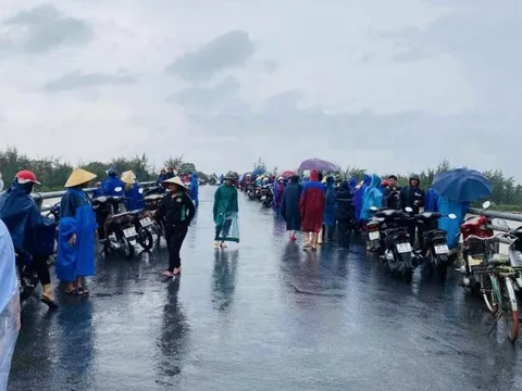 Tìm kiếm nam sinh 13 tuổi mất tích trong mưa lũ