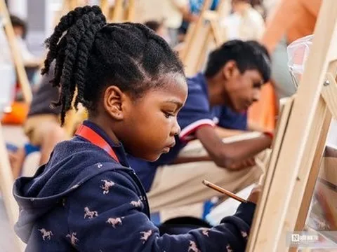 Hơn 300 em nhỏ thi vẽ tranh quốc tế “Em yêu Hà Nội".