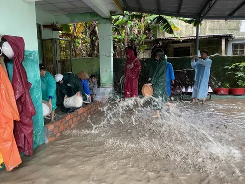 CLIP: Người dân Đà Nẵng khóc nấc vì thác bùn tràn vào nhà