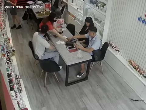 TP HCM: Chiêu trò dùng iPhone 14 Pro Max mô hình để tráo điện thoại iPhone thật