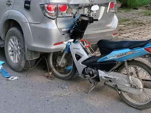 Đằng sau những bức ảnh TNGT: Đỗ bên đường - Toyota Fortuner bị xe máy cắm thẳng đuôi xe