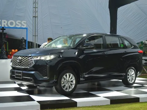 Chênh gần 200 triệu, đây là khác biệt giữa Innova Cross Hybrid và Xăng cần cân nhắc trước khi "xuống" tiền