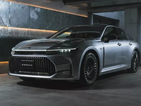 Cũng là Toyota Crown nhưng bản sedan mới hé lộ trông khác hẳn bản SUV, thiết kế đúng chất cho ‘Chủ tịch’