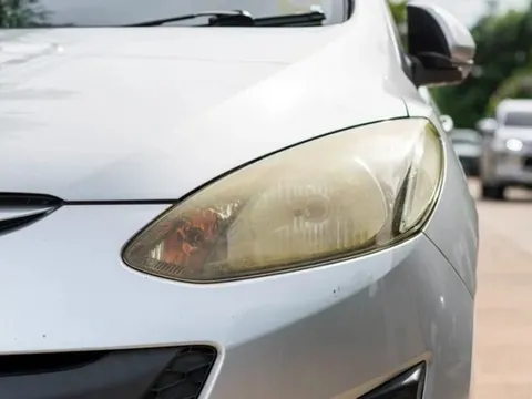 Lý do đèn pha ô tô bị mờ và cách khắc phục đơn giản ai cũng làm được