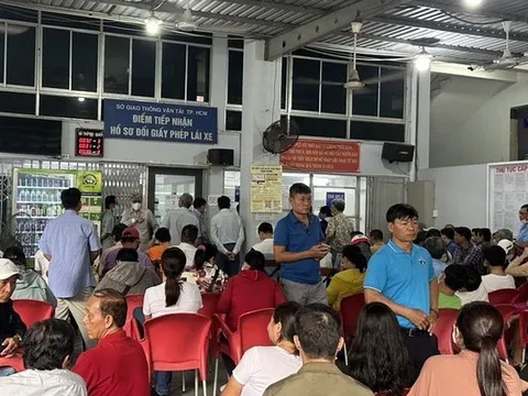 Sợ bị phạt, người dân đổ xô đổi bằng lái xe từ bản giấy sang thẻ PET