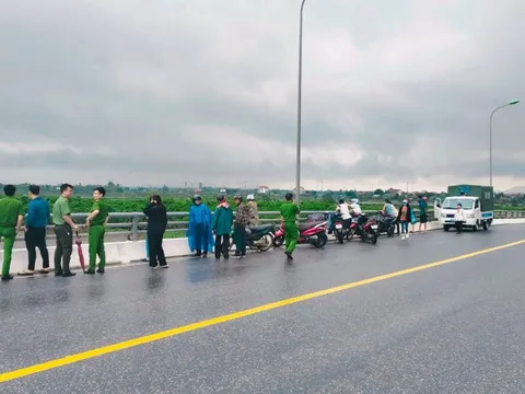 Nam thanh niên nhảy cầu tự tử trước sự bất lực của bạn gái