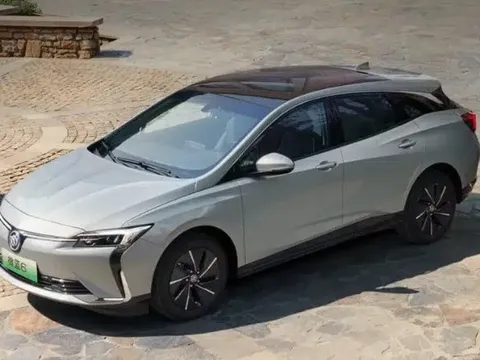 Sedan chạy điện của GM chính thức ra mắt: Đi 430km một lần sạc, giá khởi điểm hơn 300 triệu đồng