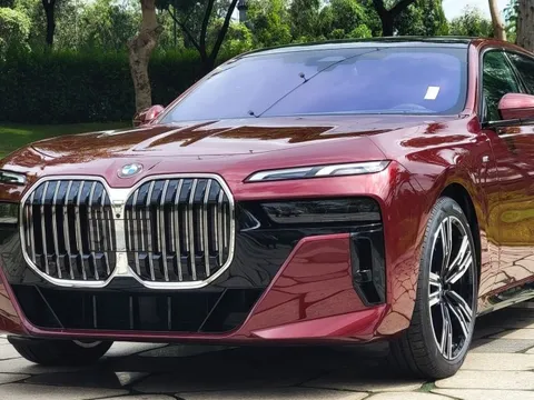 BMW 7-Series 2023 tiếp tục giảm gần 500 triệu, giá khởi điểm còn 4,5 tỷ tăng sức đấu S-Class