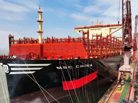 Siêu tàu container rộng bằng 4 sân bóng, chở hơn 240.000 tấn hàng hóa