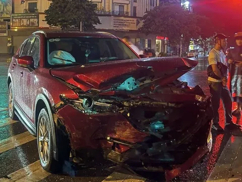 Đằng sau những bức ảnh TNGT: Mazda CX-5 và Hyundai Grand i10 tan nát vì đối đầu trong mưa