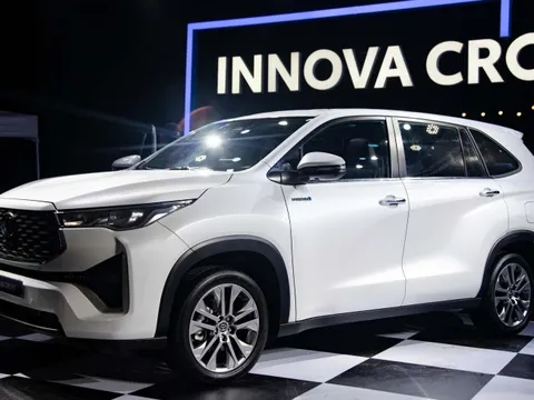 Toyota Innova Cross mới trông "giống Highlander", ăn ít xăng hơn Wigo: Bí mật nằm ở đâu?