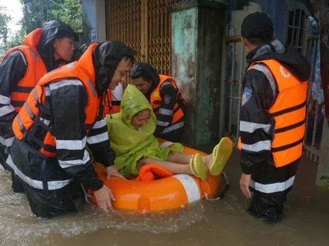 Đà Nẵng: CSCĐ hỗ trợ sơ tán người dân vùng lũ
