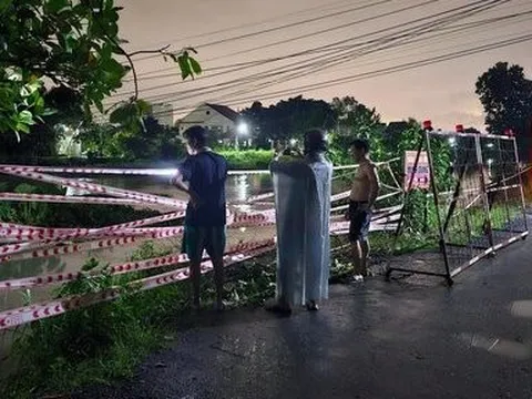 Bình Dương: Mưa lớn, cầu trôi, nhà ngập sâu ảnh hưởng tới người dân