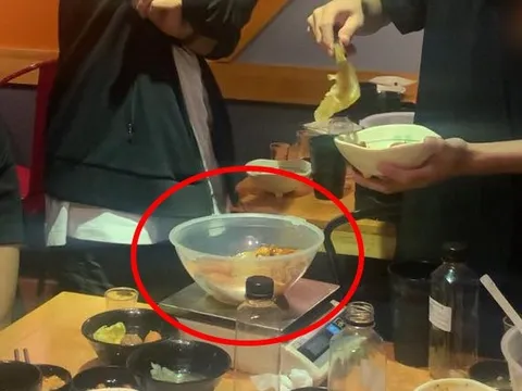 Tranh cãi chuyện đi ăn buffet bị phạt vì để thừa đồ: Làm đúng quy định nhưng không nên quá cứng nhắc?