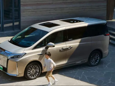 'Chuyên cơ mặt đất' Toyota Alphard lại có thêm 'anh em song sinh' gây sốt: kích thước khủng dài hơn 5,4m, đi 175 km không tốn giọt xăng