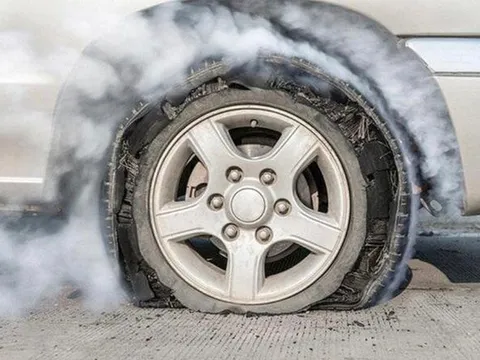 Làm gì để tránh ô tô nổ lốp khi đang di chuyển?