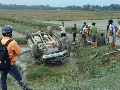 Đằng sau những bức ảnh TNGT: Ford Ranger lật ngửa giữa đồng vì tốc độ cao