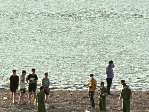 Phát hiện thi thể có nhiều hình xăm, tóc nhuộm vàng chưa rõ lai lịch