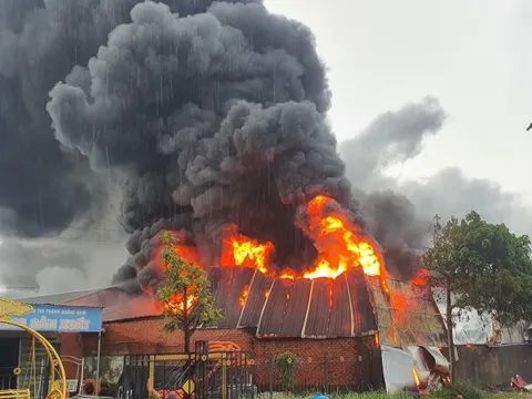 Đang cháy dữ dội kho hàng lớn ở Quảng Nam