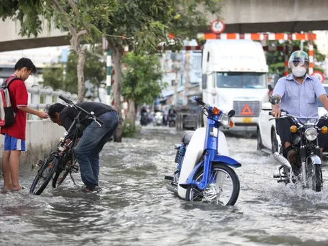 TP HCM: Triều cường dâng cao, nước ngập lênh láng đường Trần Xuân Soạn