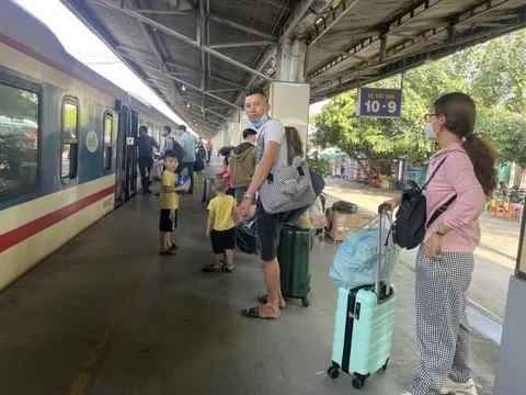 Sau 1 ngày mờ bán: Hơn 1.000 vé tàu Tết tập thể năm 2024 được đặt mua