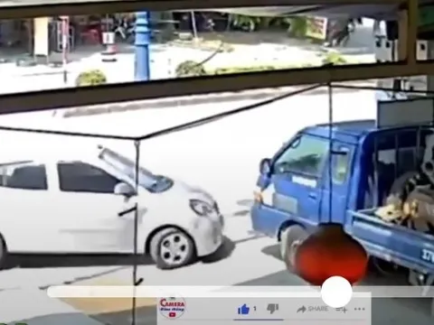 CLIP: Xe ôtô quay đầu bất ngờ lao qua dải phân cách, tông vào nhà dân