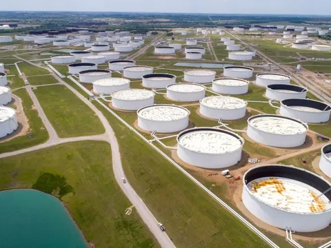 Nhờ Nga và OPEC+, dầu thô đang trở thành mặt hàng xuất khẩu lớn nhất của quốc gia này, chiếm lĩnh thị trường với gần 4 triệu thùng mỗi ngày