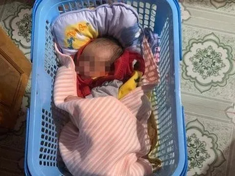 Phát hiện bé sơ sinh nằm khóc trước cổng nhà vợ chồng hiếm muộn