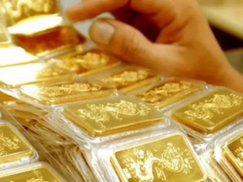 Người dân đổ xô mua vàng chờ chốt giá