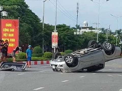 Đằng sau những bức ảnh TNGT: Bất cẩn khi cầm lái, tài xế khiến Nissan Navara lật ngửa giữa đường