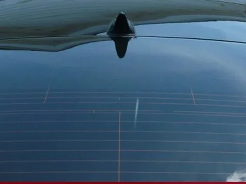 Tác dụng của đường kẻ ngang trên kính sau ô tô không phải ai cũng biết