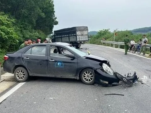 Hà Tĩnh: Xe tập lái tông vào xe tải, thầy trò trọng thương