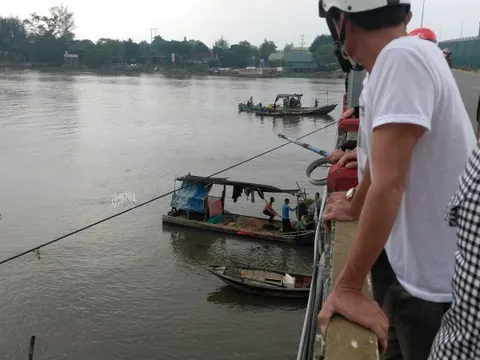 Tìm thấy thi thể nam thanh niên nhảy cầu tự tử trước mặt bạn gái