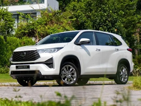 Thời buổi ô tô giảm giá như mưa, vẫn có 1 mẫu xe Toyota bán ‘bia kèm lạc’ 30-50 triệu đồng