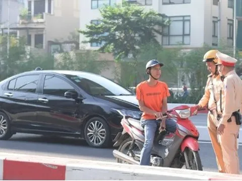 Xe máy bỏ chạy ngược chiều tại Vành đai 2 trên cao khi gặp CSGT