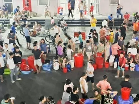 Cư dân Hà Nội rồng rắn xếp hàng chờ lấy nước sạch