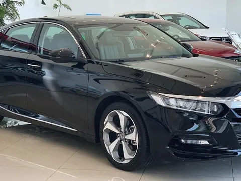 Giá Honda Accord chạm đáy mới tại đại lý: Giảm 250 triệu đồng, rẻ hơn Camry bản tiêu chuẩn