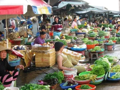 Mưa lớn triền miên, giá rau quả ở Đà Nẵng tăng