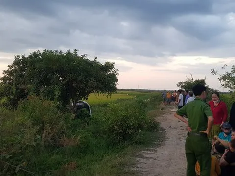 Phát hiện đau lòng dưới gầm chiếc taxi mắc kẹt ở mương nước