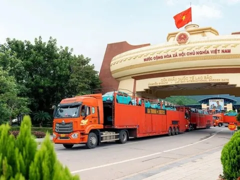 Hình ảnh lô xe điện VinFast VF 5 qua cửa khẩu, hãng xe GSM hiện diện tại Lào