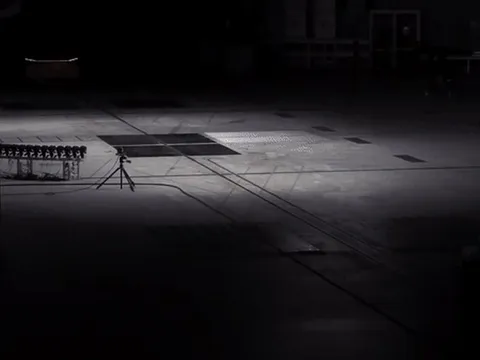 Mercedes-Benz cho đâm 2 chiếc SUV trực diện ở tốc độ cao: Xe nát bét đầu nhưng 'người giả' chỉ bị thương nhẹ