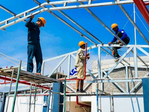 Cận cảnh tháo dỡ phần sai phép chung cư mini "hô biến" từ 3 tầng lên 9 tầng